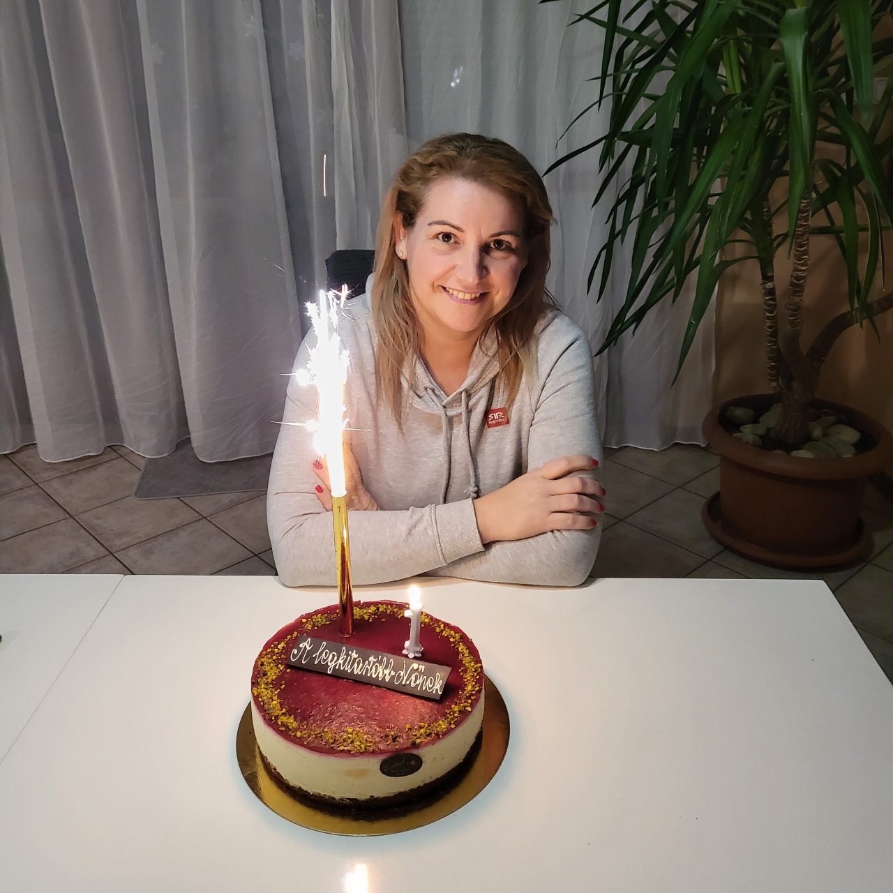 A tortát Zsuzsi az egy éves kitartásáért kapta (Forrás: magánarchívum)