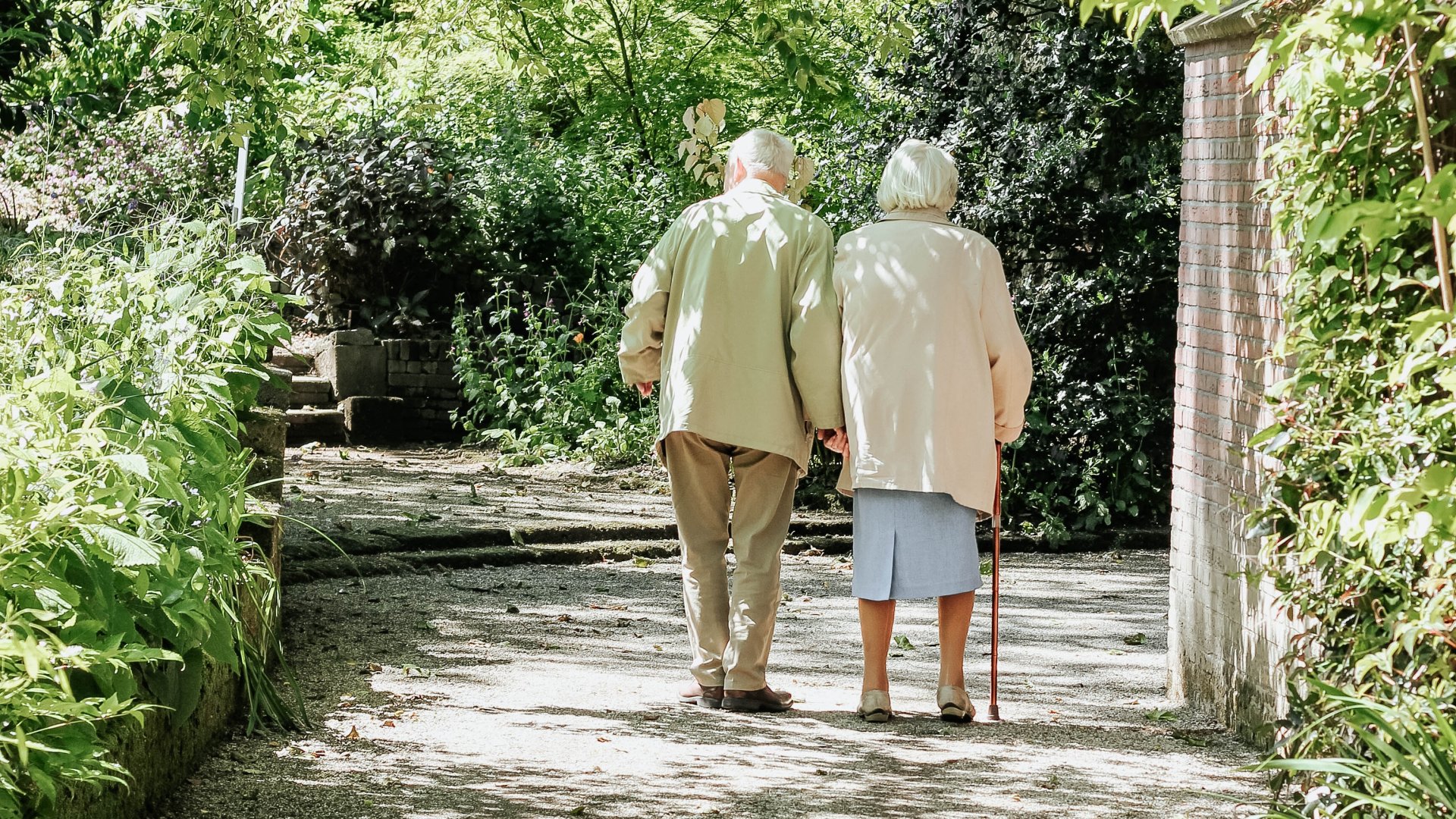 Egy idős pár sétál a parkban
