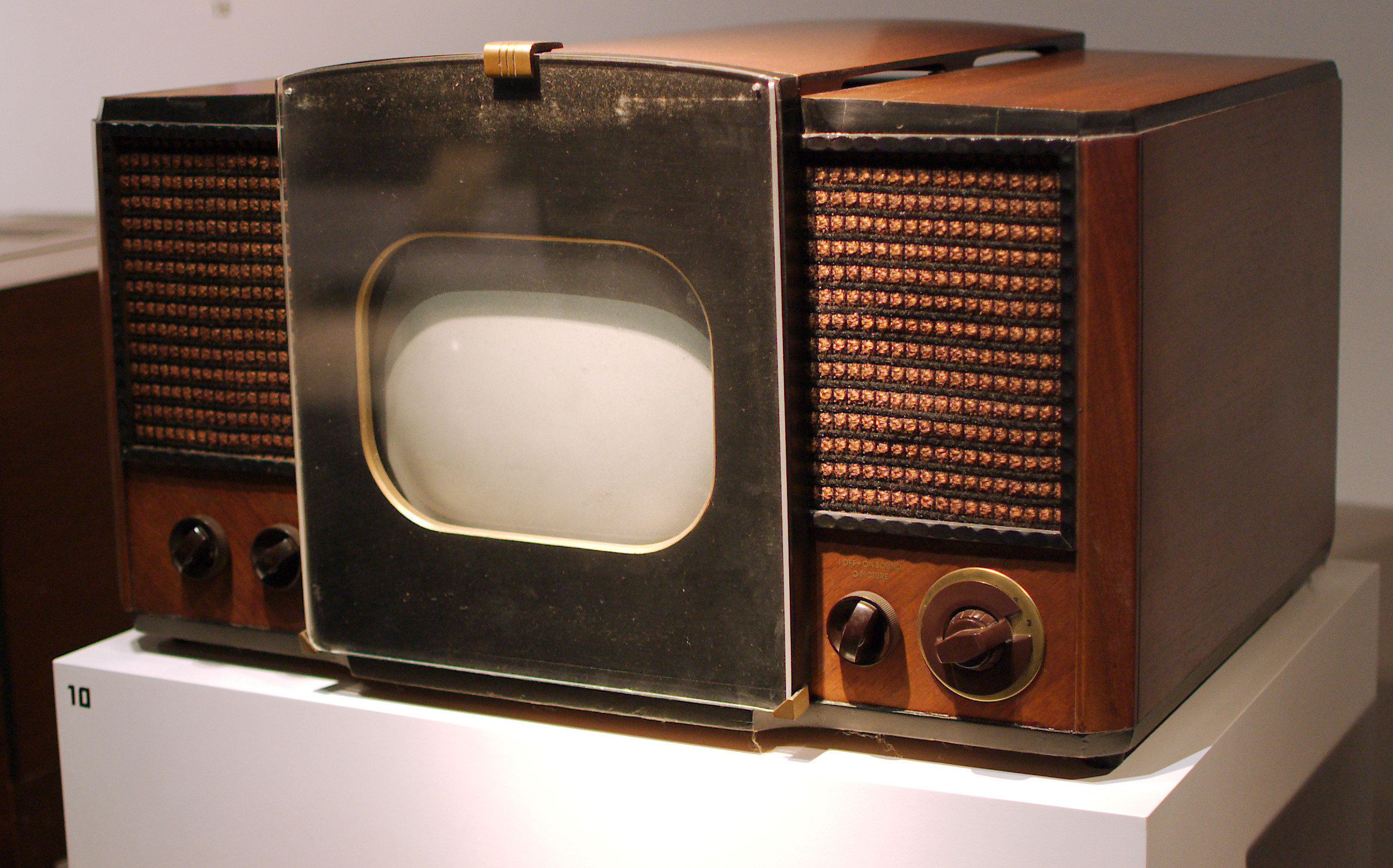 Az 1946-os RCA 630-TS, az első tömeggyártásban készült televíziókészülék (fotó: Wikipedia)