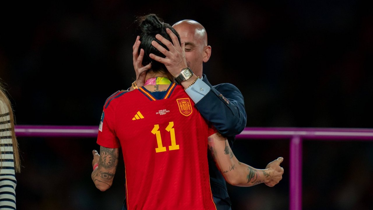 Luis Rubiales, a Királyi Spanyol Labdarúgó-szövetség elnöke megcsókolja Jenni Hermoso spanyol labdarúgót a 2023-as FIFA női világbajnokság döntője, a Spanyolország–Anglia mérkőzés után az ausztráliai Sydneyben