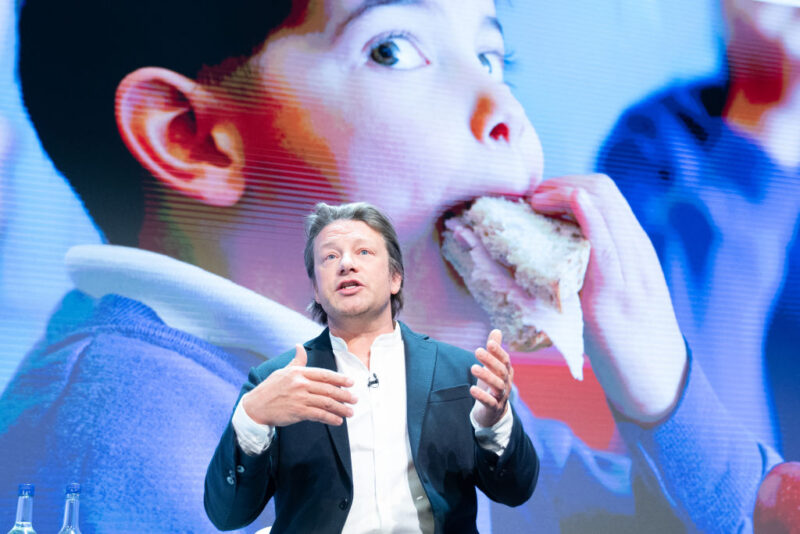 2023 júliusában Jamie Oliver beszédet mond Londonban a Nagy-Britannia jövője konferencián, a Tony Blair Institute for Global Change szervezésében