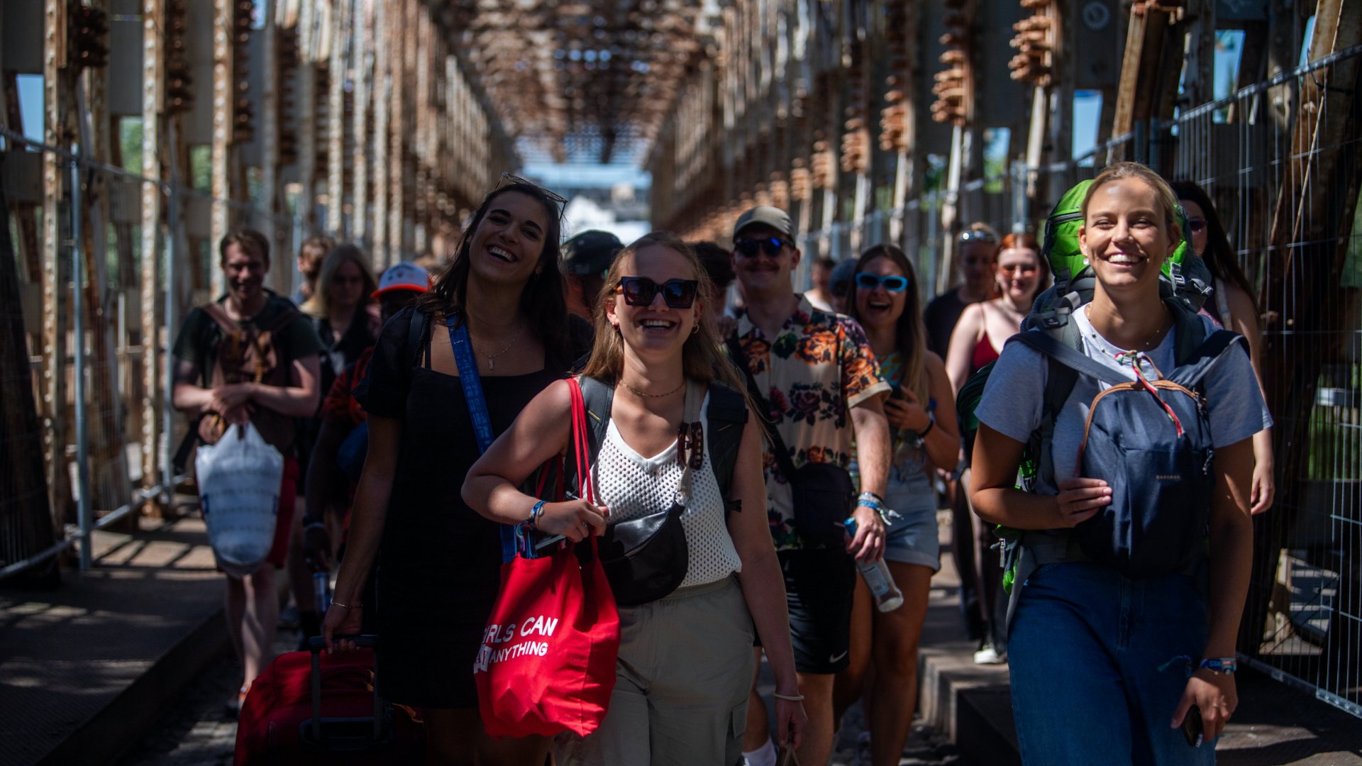 A 29. Sziget fesztiválra tartó fiatalok érkeznek a K-hídon az óbudai Hajógyári-szigetre 2023. augusztus 10-én
