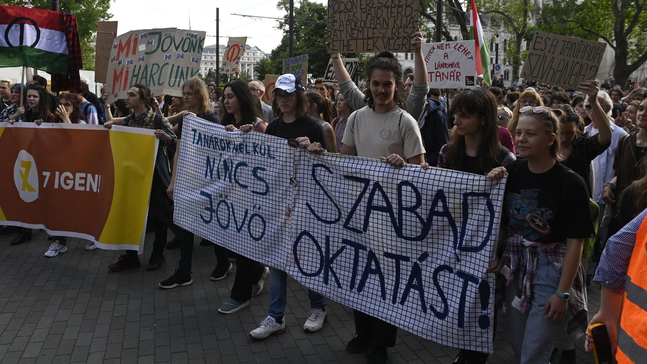 A diáktüntetés résztvevői vonulnak a Parlamenttől az Oktogonhoz 2023. május 19-én