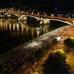 Közönség a Margit hídon és a Carl Lutz rakparton a Szent István-napi tûzijáték közben Budapesten 2023. augusztus 20-án.