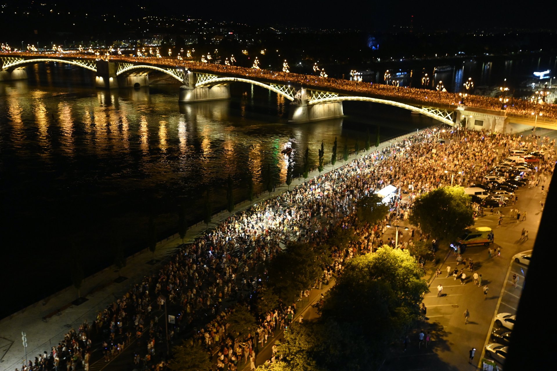 Közönség a Margit hídon és a Carl Lutz rakparton a Szent István-napi tûzijáték közben Budapesten 2023. augusztus 20-án.