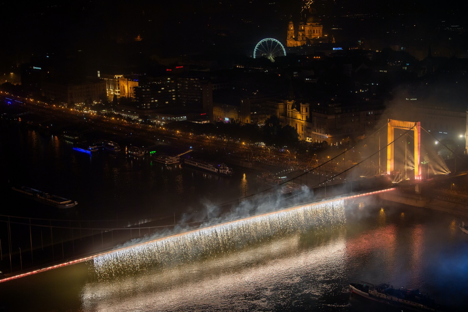 Görögtûz az Erzsébet hídról a Szent István-napi tûzijáték közben Budapesten 2023. augusztus 20-án.