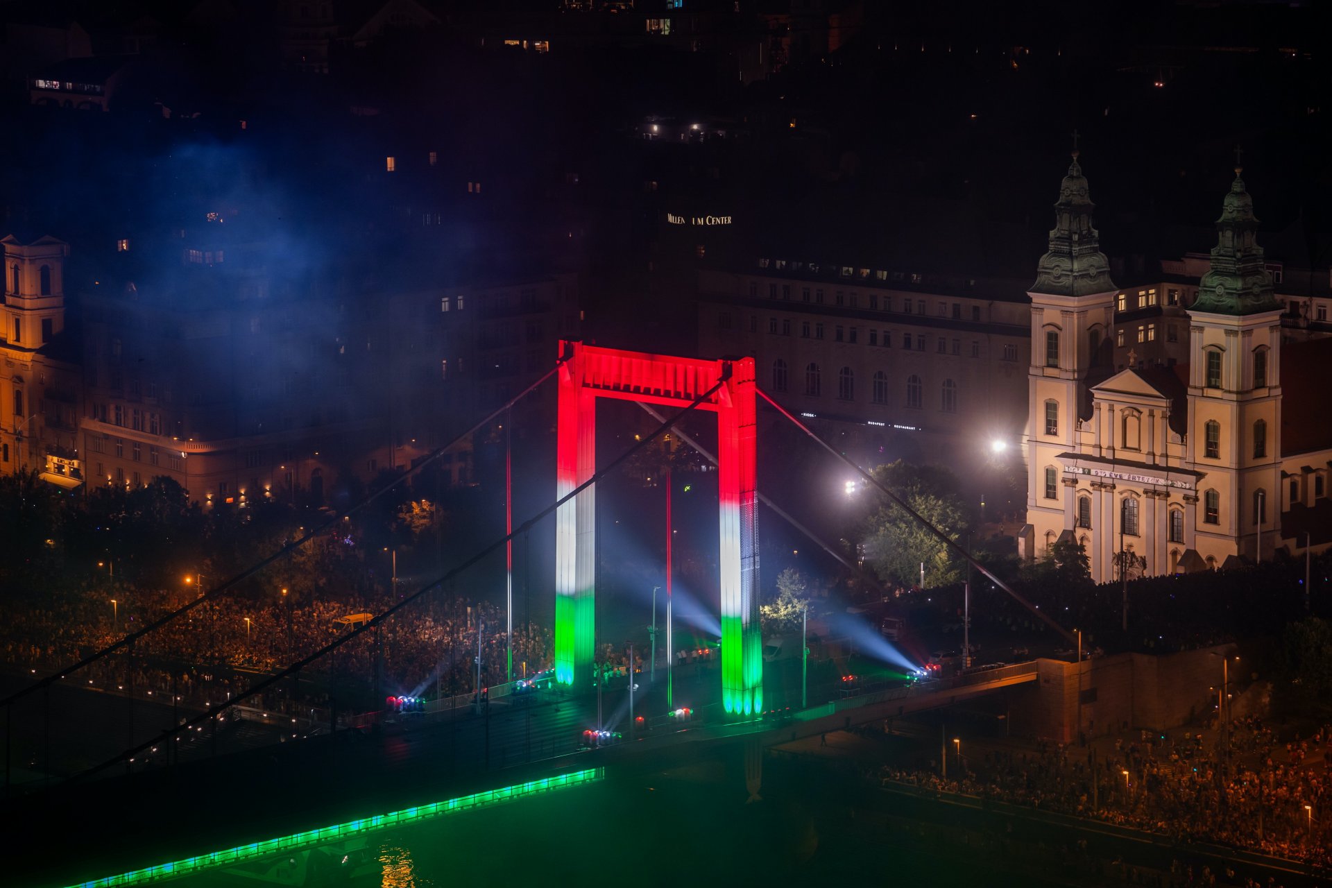 Fényfestés az Erzsébet hídon a Szent István-napi tûzijáték közben 2023. augusztus 20-án. MTI/Balogh Zoltán