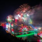 Tûzijáték Budapesten az államalapítás ünnepén, Szent István napján, 2023. augusztus 20-án. Elõtérben az Erzsébet híd.