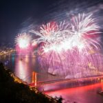 Tûzijáték Budapesten az államalapítás ünnepén, Szent István napján, 2023. augusztus 20-án. Elõtérben az Erzsébet híd.