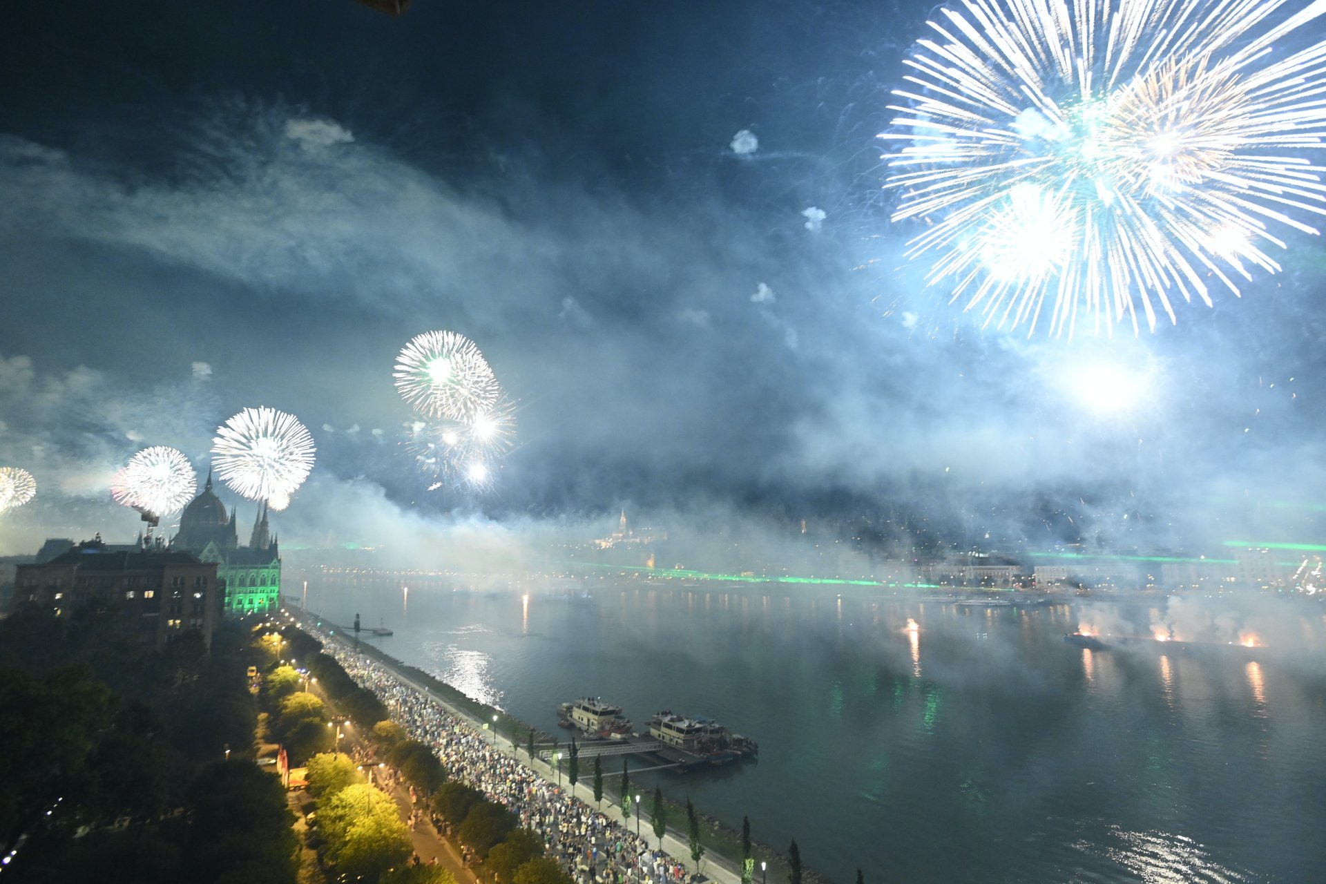 Tûzijáték Budapesten az államalapítás ünnepén, Szent István napján, 2023. augusztus 20-án. Balra a Parlament.