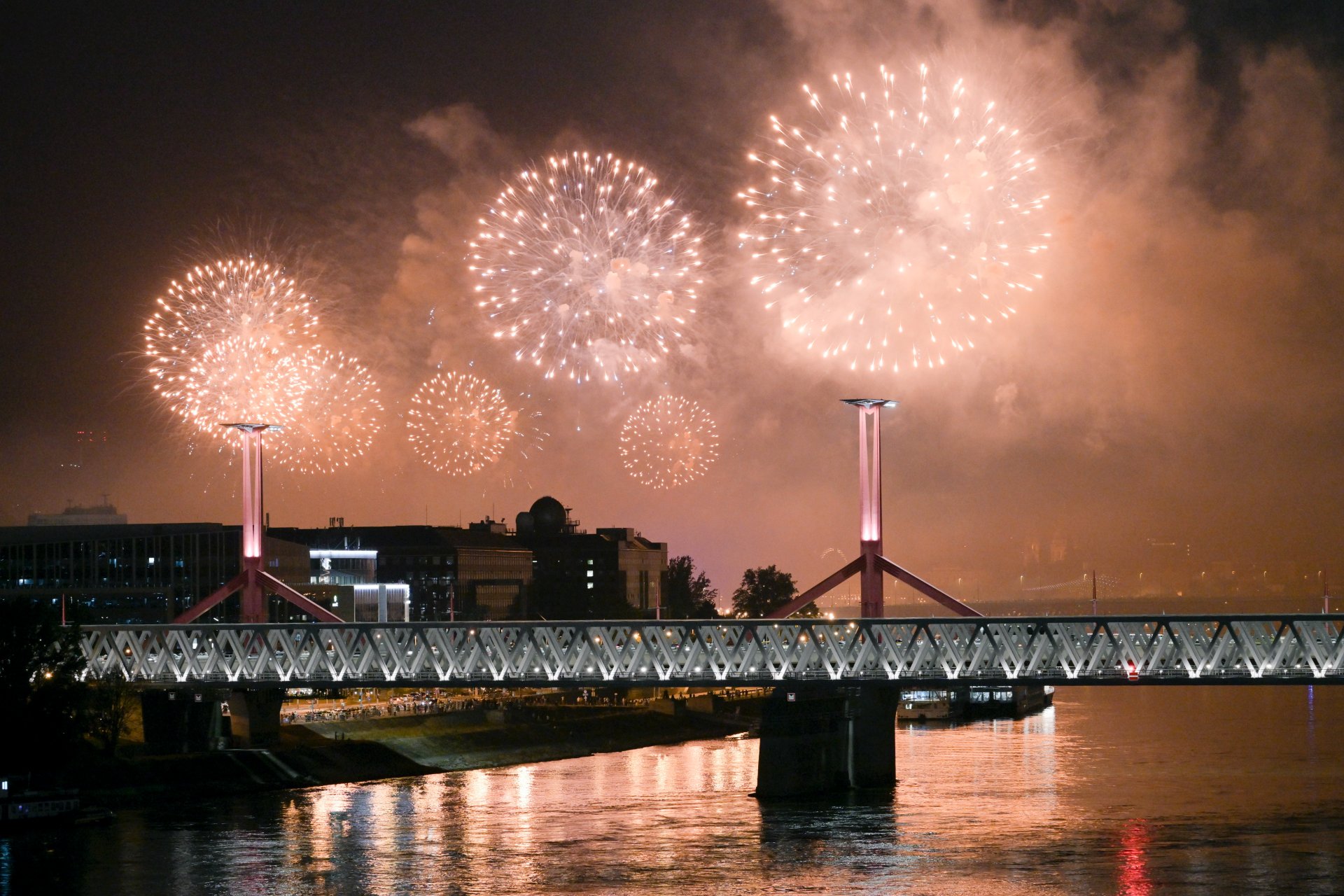 Tûzijáték Budapesten az államalapítás ünnepén, Szent István napján, 2023. augusztus 20-án. Elõtérben a Rákóczi híd.