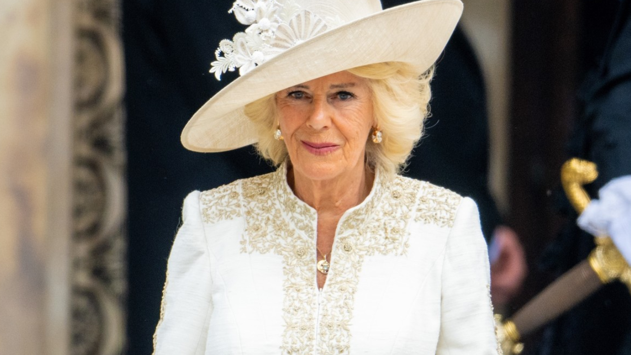 Kamilla királyné fehér kalapban