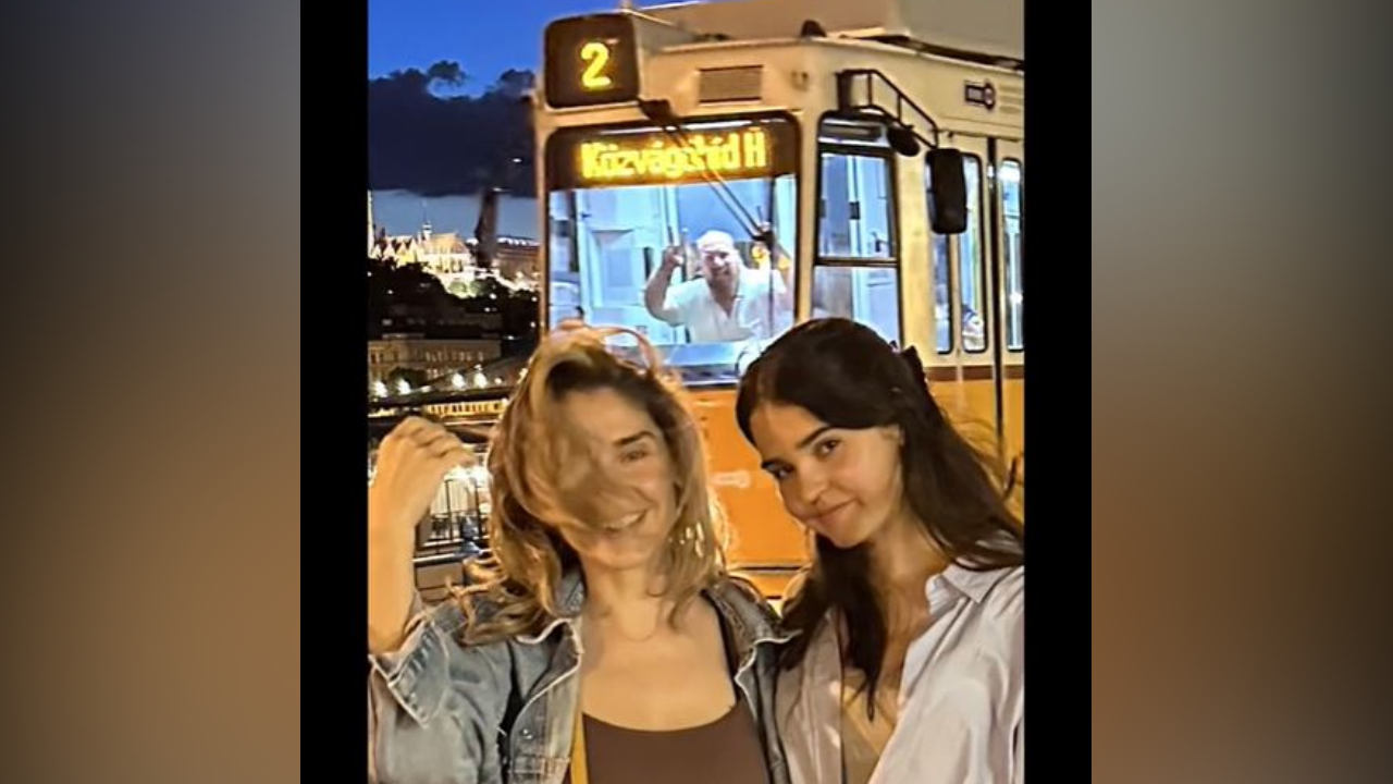 Két nő a villamos előtt