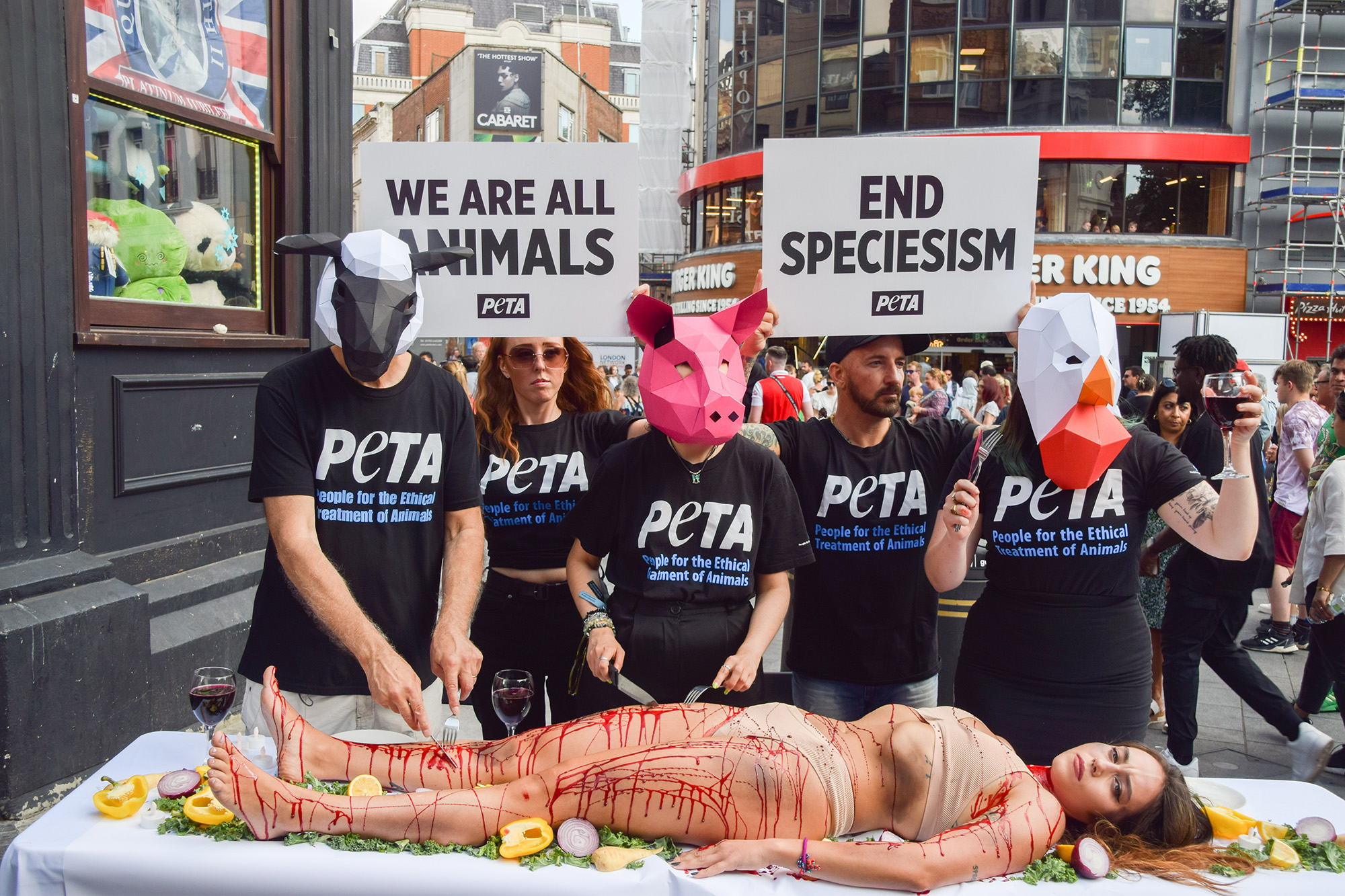 PETA-aktivisták tiltakoznak Londonban a fajok megkülönbözetése ellen. Fotó: Vuk Valcic/SOPA Images/LightRocket via Getty Images