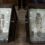 A két múmia", amit Jaime Maussan mexikói újságíró és ufószakértő mutatott be Mexikóvárosban 2023. szeptember 13-án.