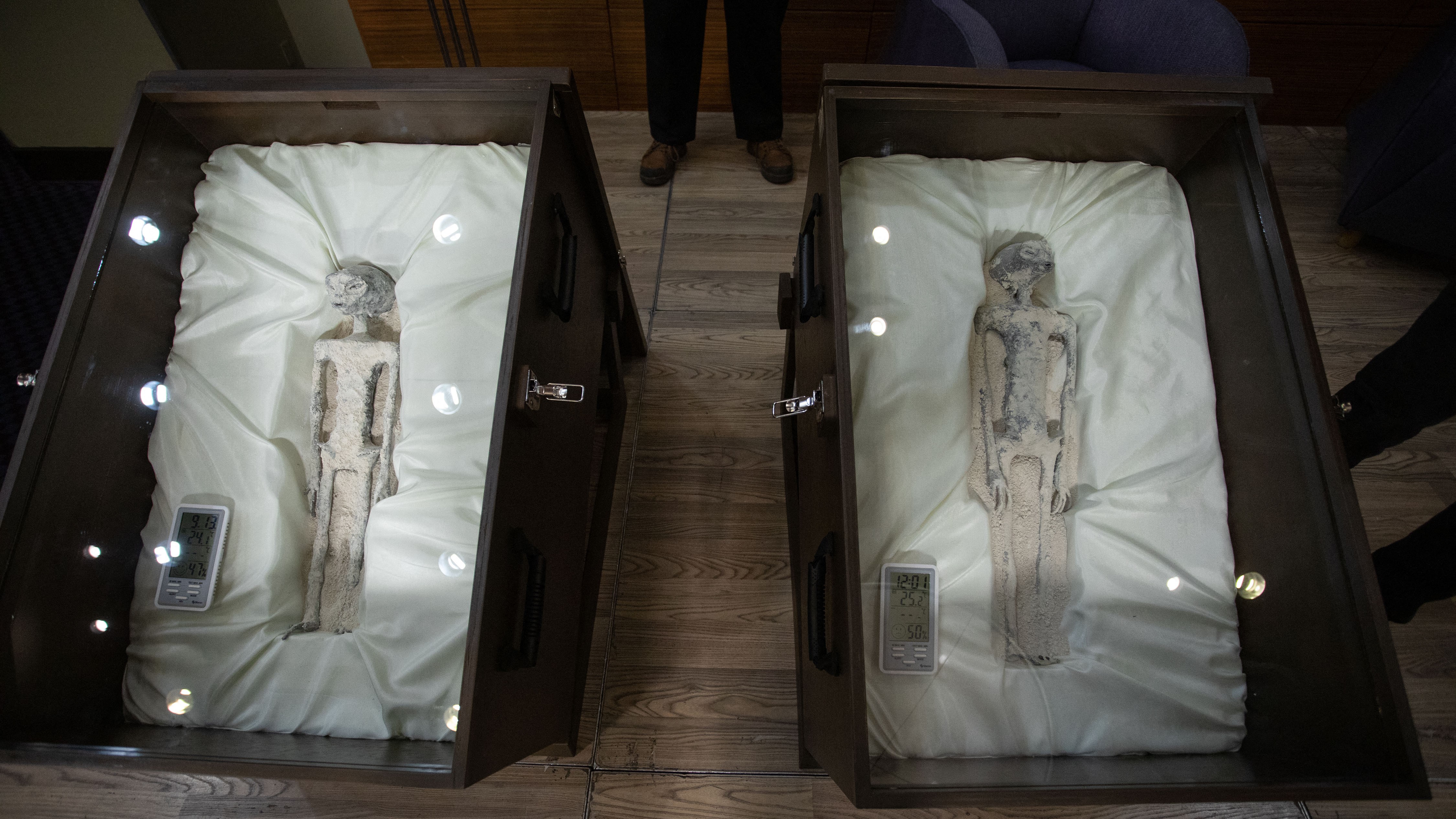 A két múmia", amit Jaime Maussan mexikói újságíró és ufószakértő mutatott be Mexikóvárosban 2023. szeptember 13-án.