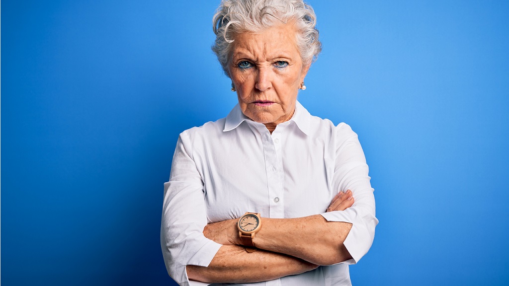 Mérges idős nő