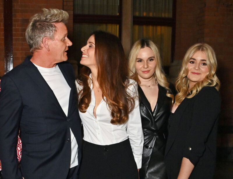 Gordon Ramsay és felesége, Tana Ramsay két lányukkal, Holly és Matilda Ramsay-vel az idei GQ Food & Drink Awards díjátadón
