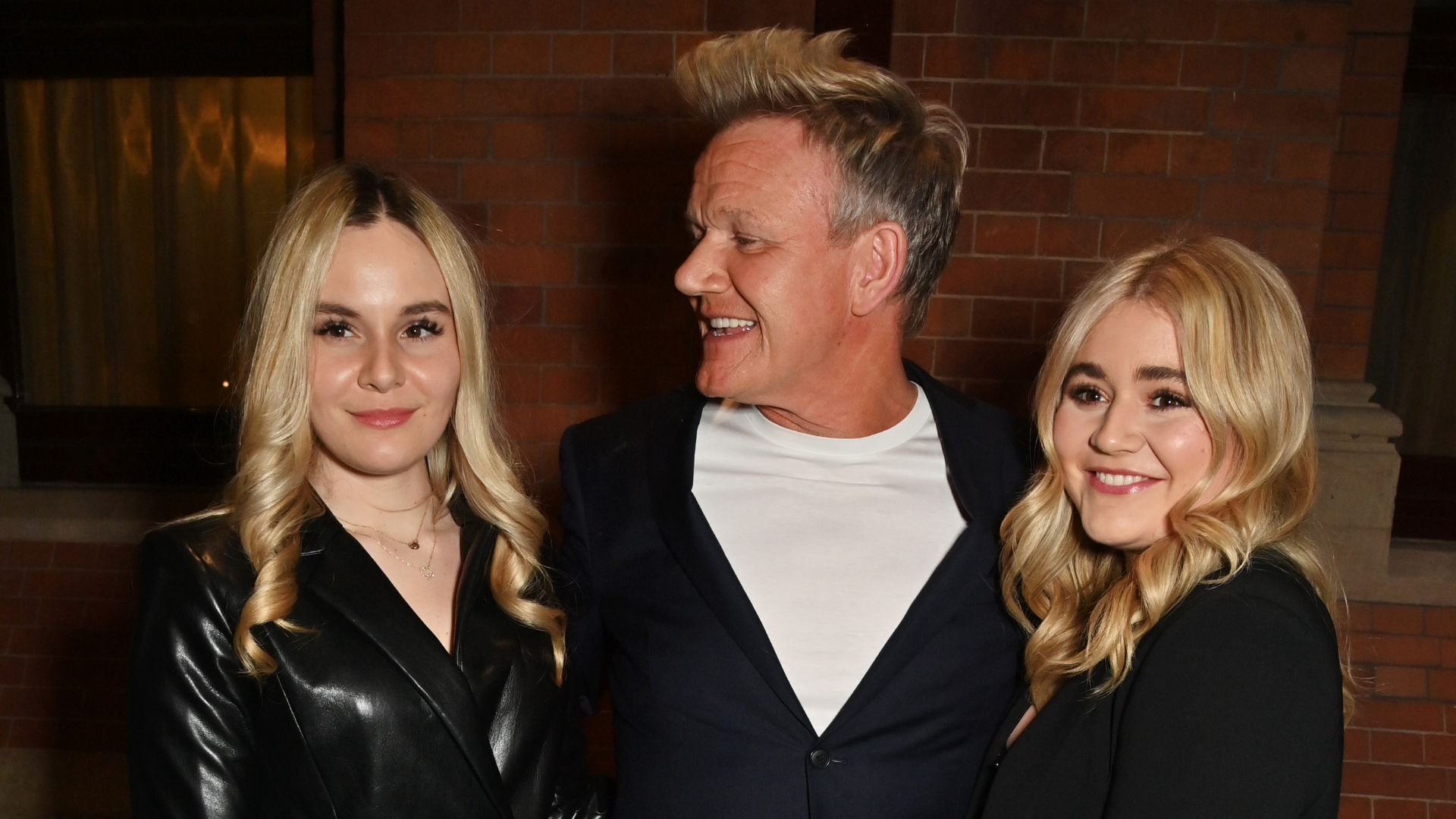 Gordon Ramsay két lányával, Holly és Matilda Ramsay-vel az idei GQ Food & Drink Awards díjátadón