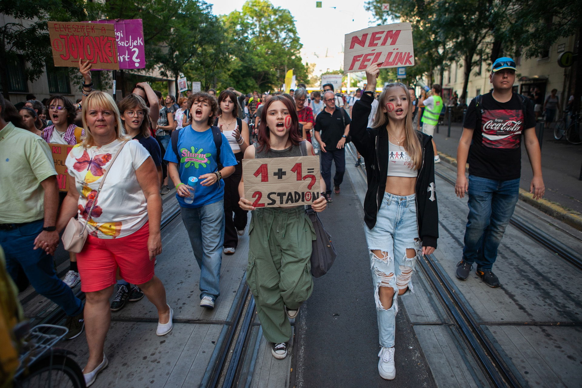 Érted megyünk! - diákok és pedagógusok tüntettek a fővárosban. A Margit hídon át a Kossuth térre tartott a demonstráció. (Fotó: Leéb Ádám)