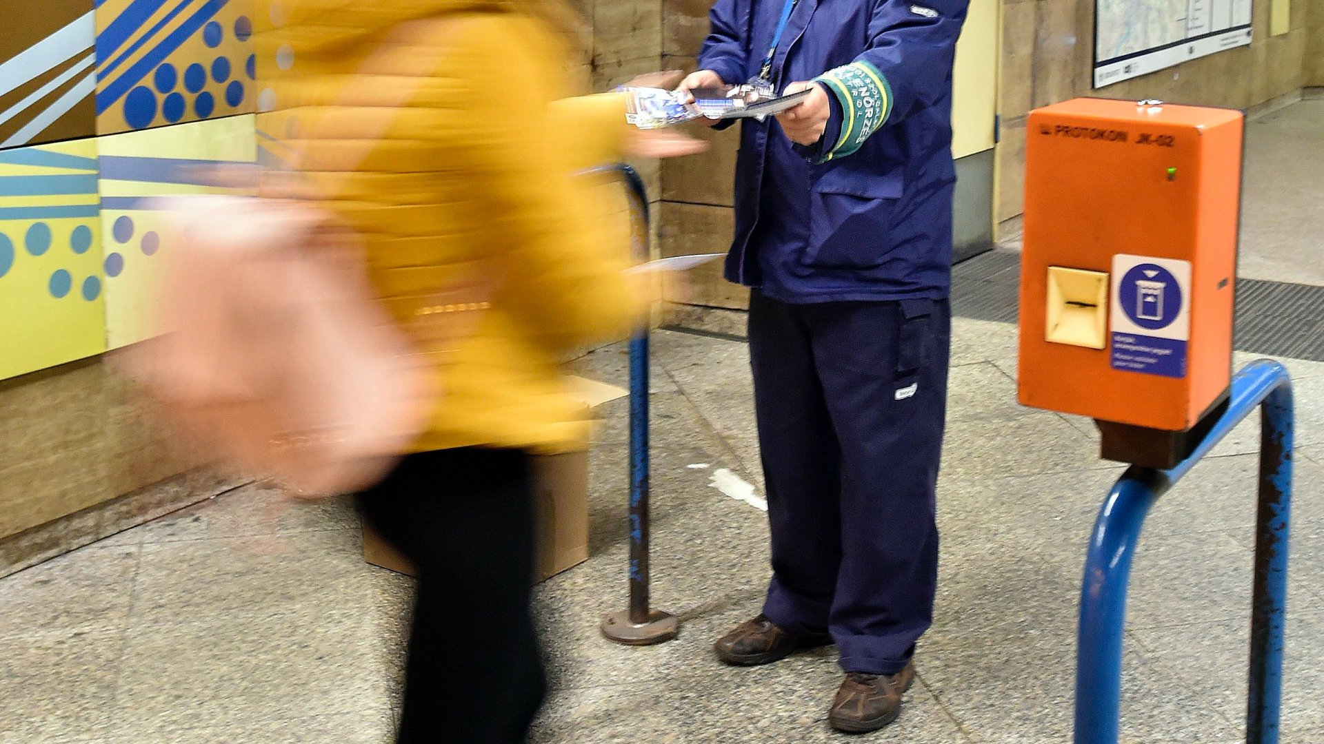 A felújításról készült szórólapot oszt egy ellenõr az Újpest-Központ végállomáson a 3-as metró felújítása elõtti utolsó napon, 2017. november 3-án
