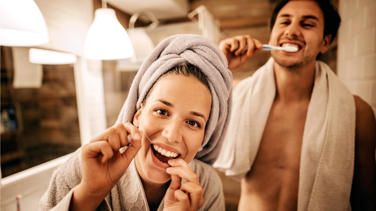 Fogselymező nő, és fogát mosó férfi.