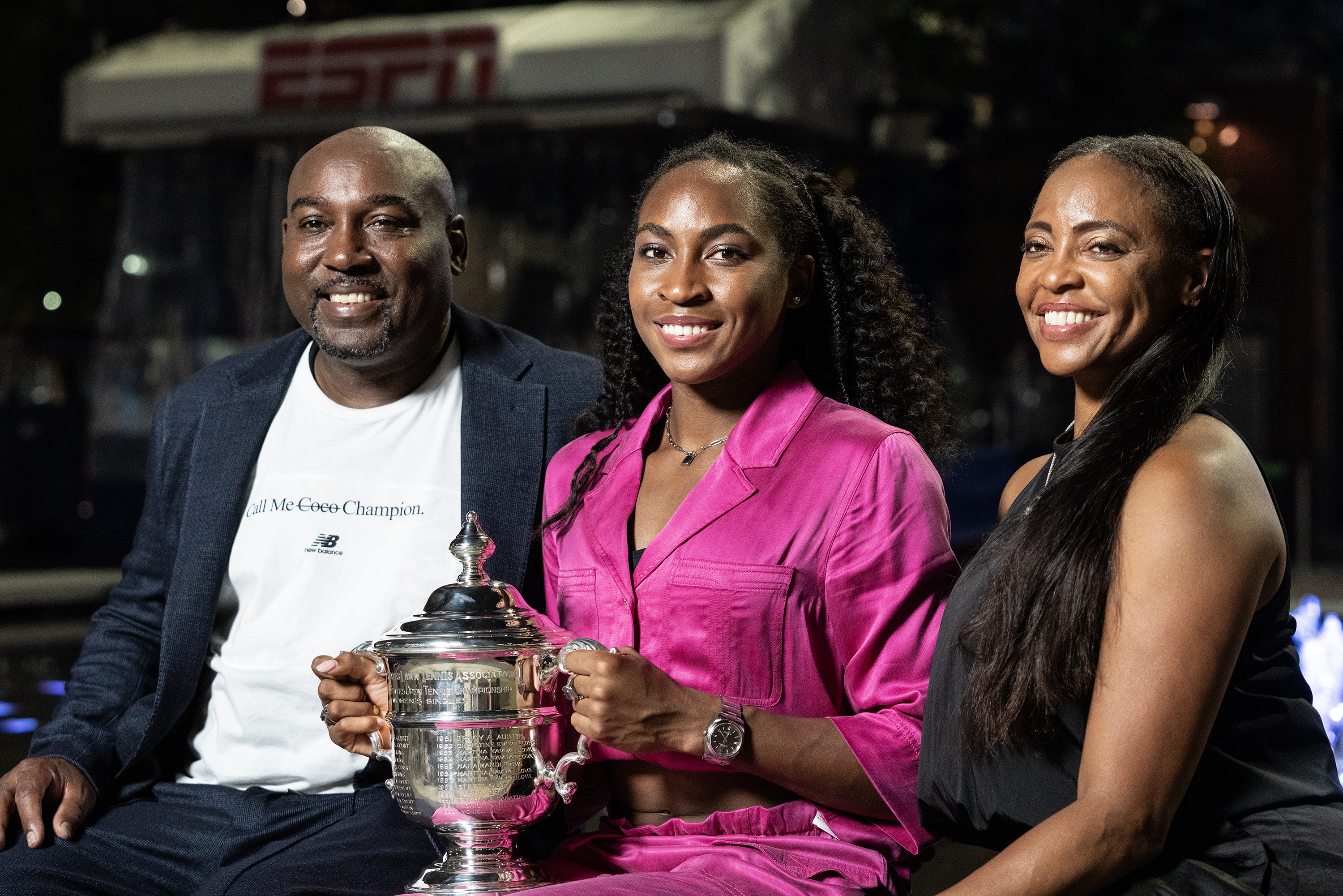 Coco Gauff, a US Open női bajnokságának győztese és szülei pózolnak a trófeával
