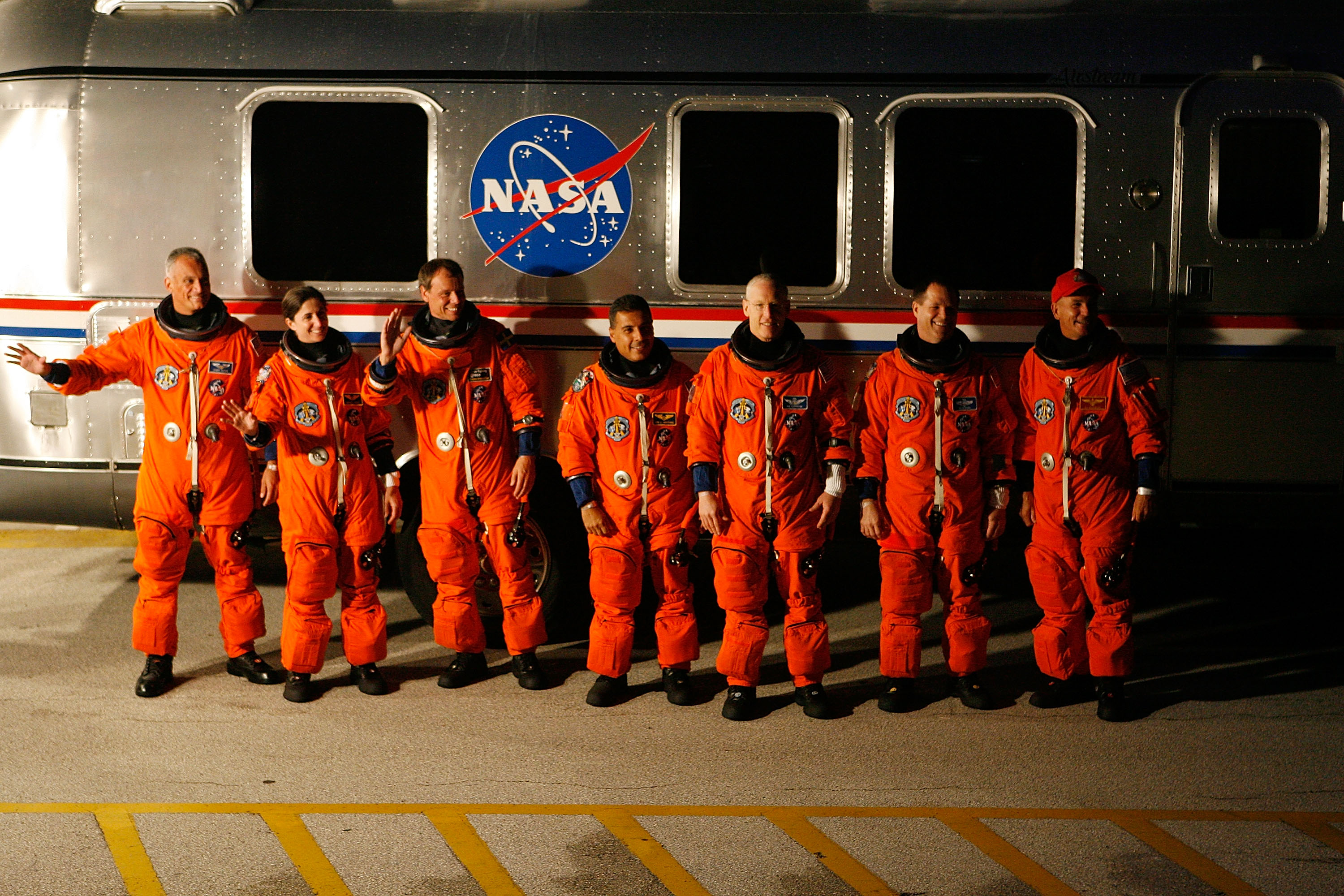 A Discovery űrsikló legénységének tagjai, Danny Olivas, Nicole Stott, Christer Fuglesang, Jose Hernandez és Patrick Forrester, Kevin Ford pilóta és Rick Sturckow parancsnok integetnek, miközben a kilövésre készülnek.