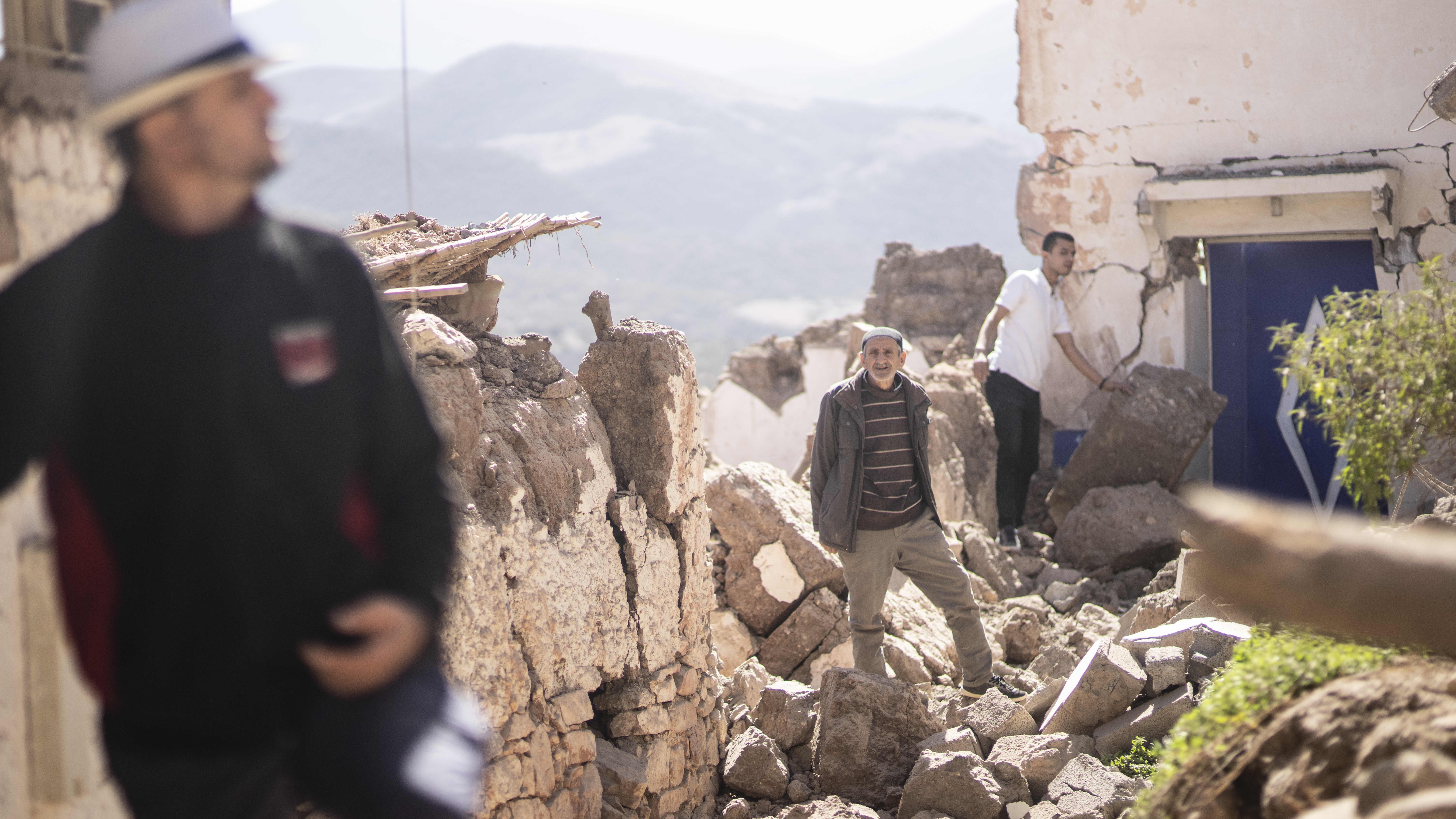 Az okozott kárt nézik helybeliek a földrengés sújtotta marokkói Mulaj Brahim településen 2023. szeptember 9-én