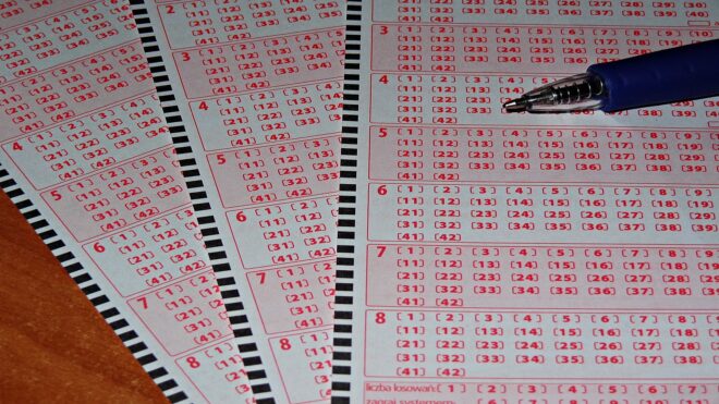 Több, mint 1,1 milliárdot szerzett hamis lottószelvénnyel egy férfi