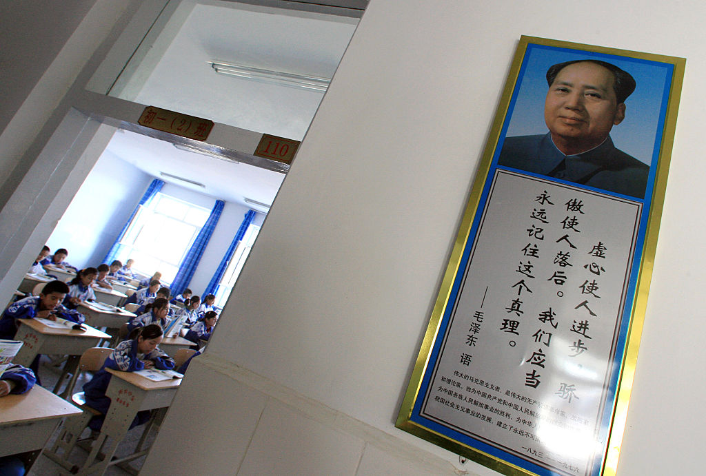 Mao Ce-Tung képe és idézetei egy iskolában Kínában (Forrás: Getty Images)