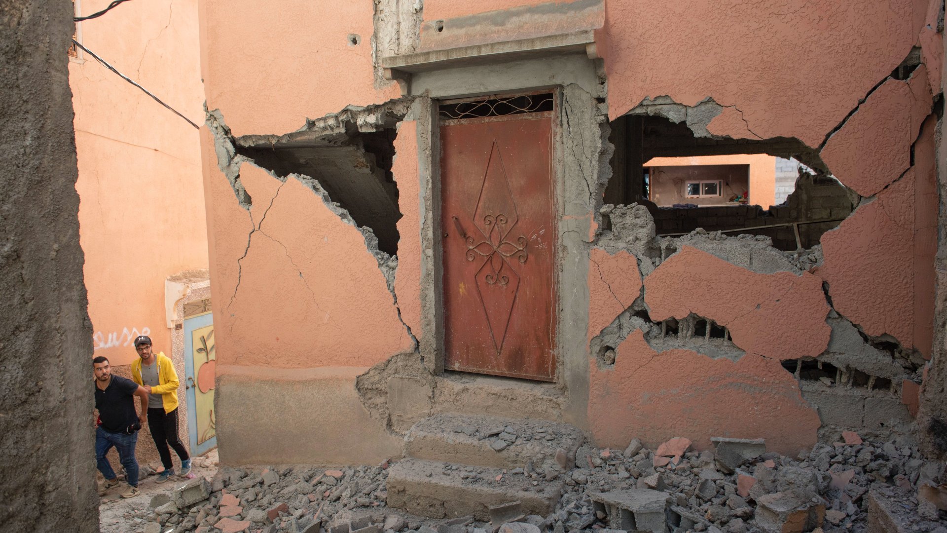 Az elõzõ éjszakai földrengésben megrongálódott épület Marrákesben 2023. szeptember 9-én.