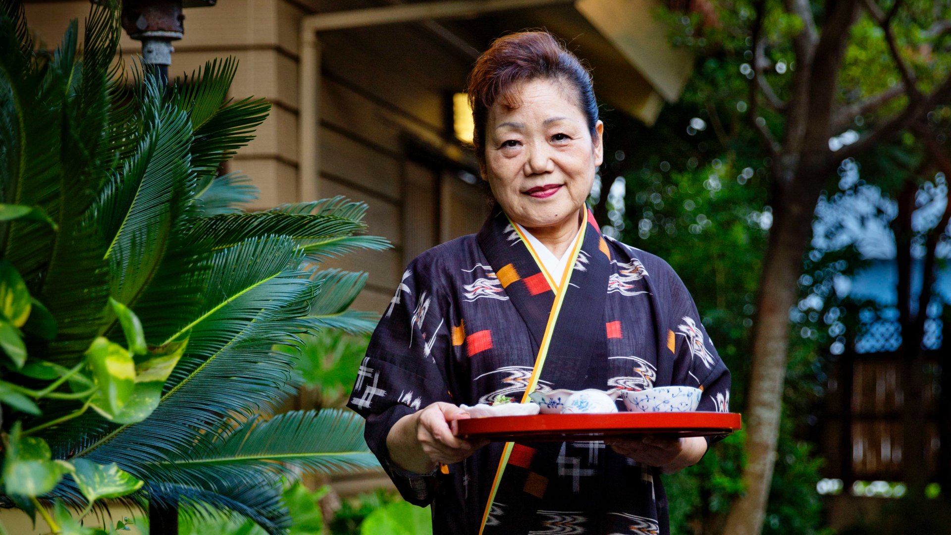 Felszolgáló egy okinavai étteremben hagyományos japán kimonóban