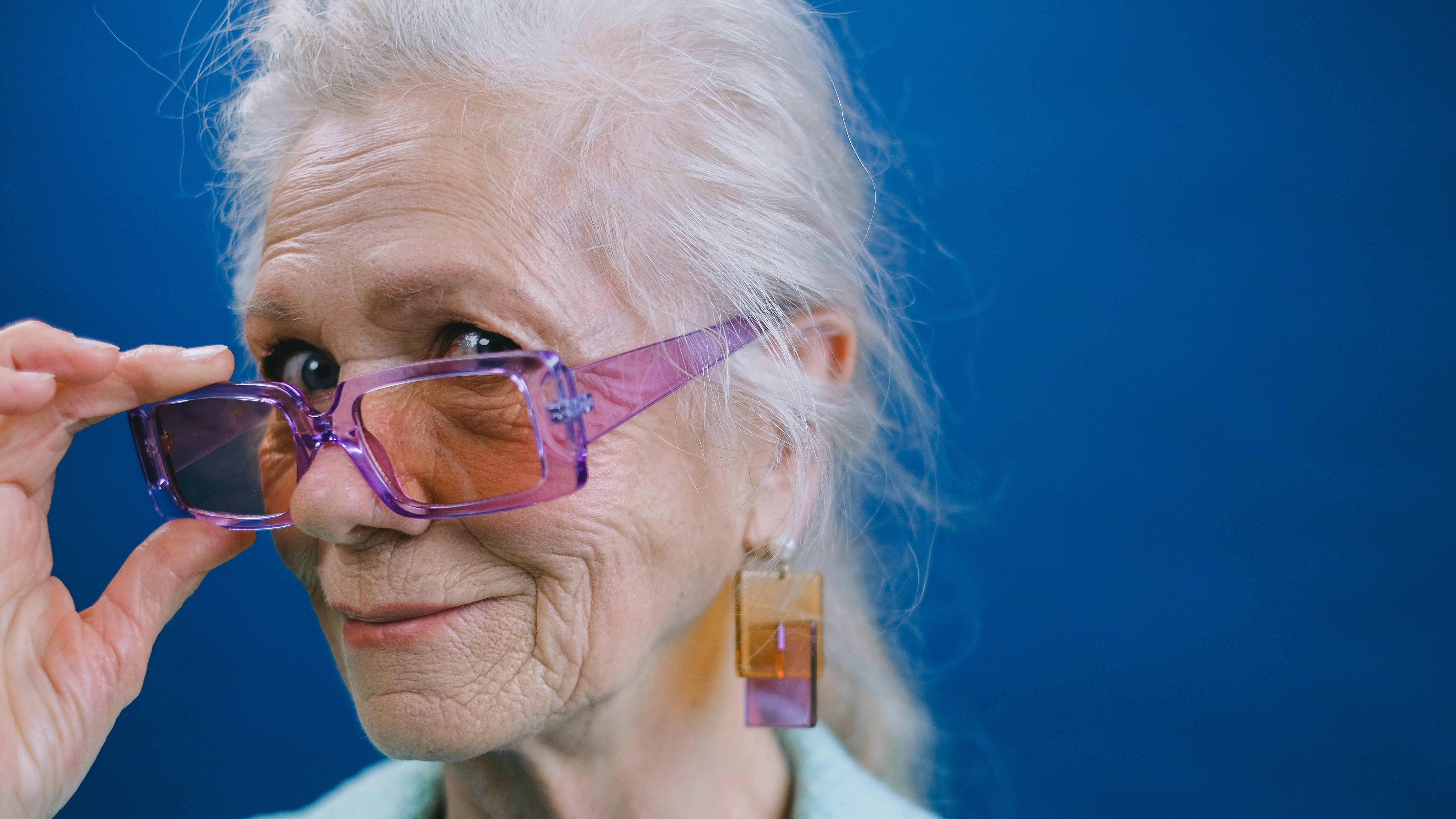 Idős nő színes napszemüveggel 