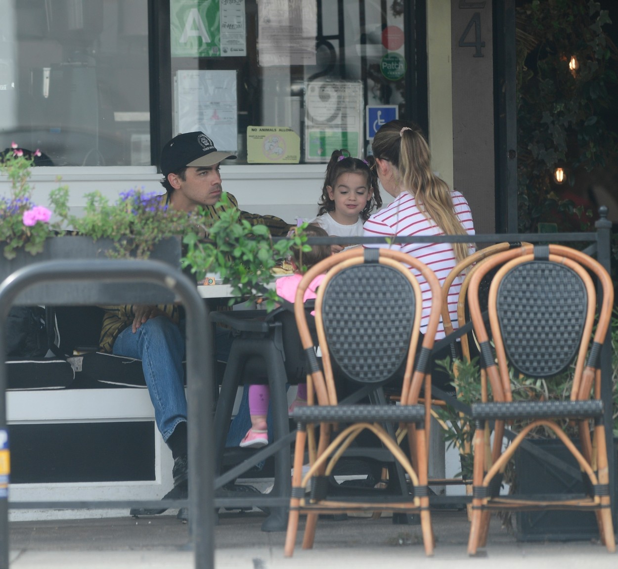 Joe Jonas és két lánya