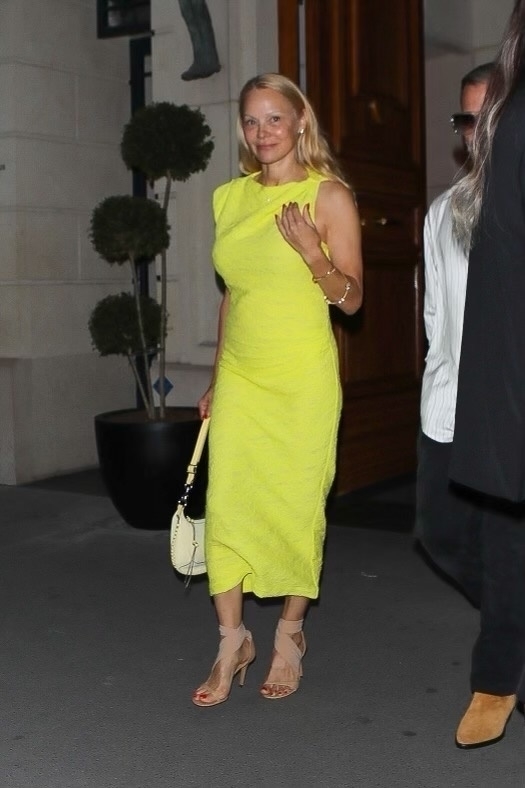 Pamela Anderson sárga ruhában