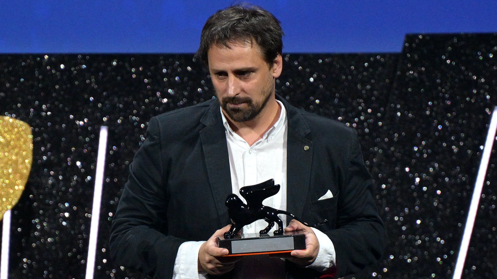 Reisz Gábor rendezõ a Horizontok nevû szekcióban a legjobb filmnek járó díjjal a 80. Velencei Filmfesztivál díjkiosztó ünnepségén 2023. szeptember 9-én