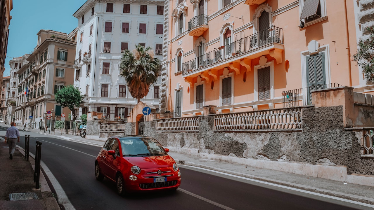 piros Fiat 500 Róma utcáján