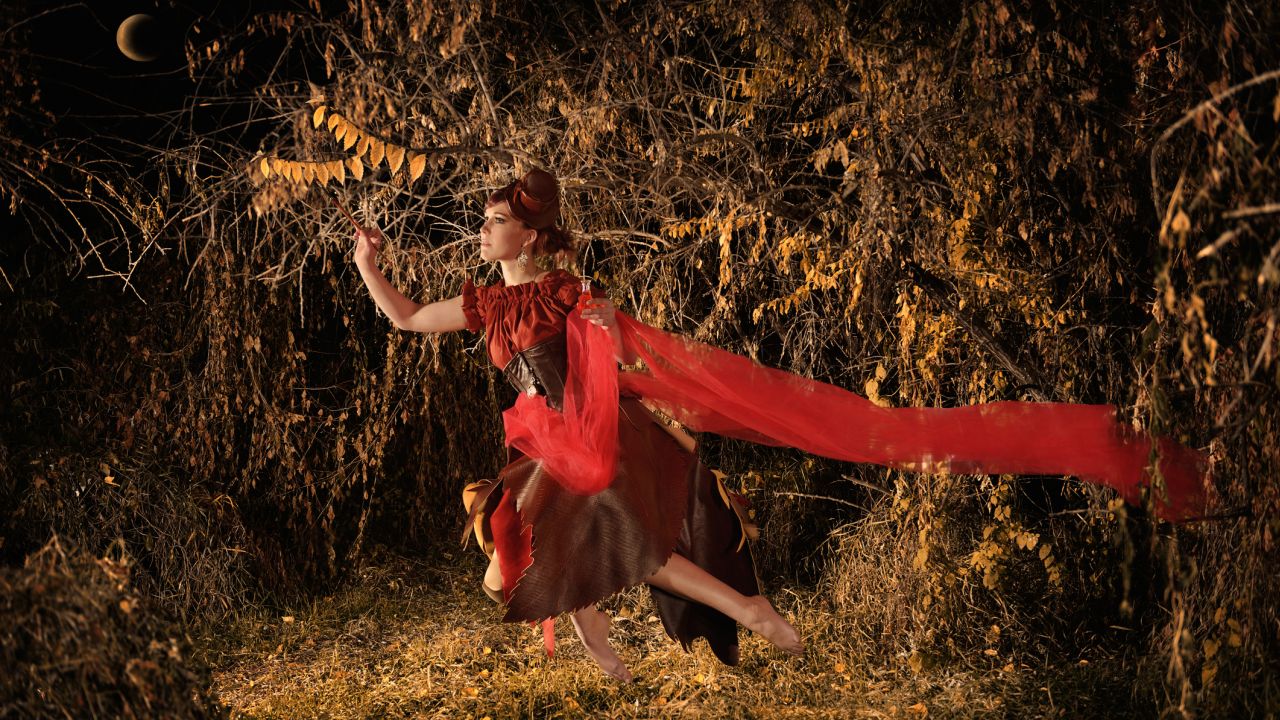 Piros ruhás tündér varázspálcával