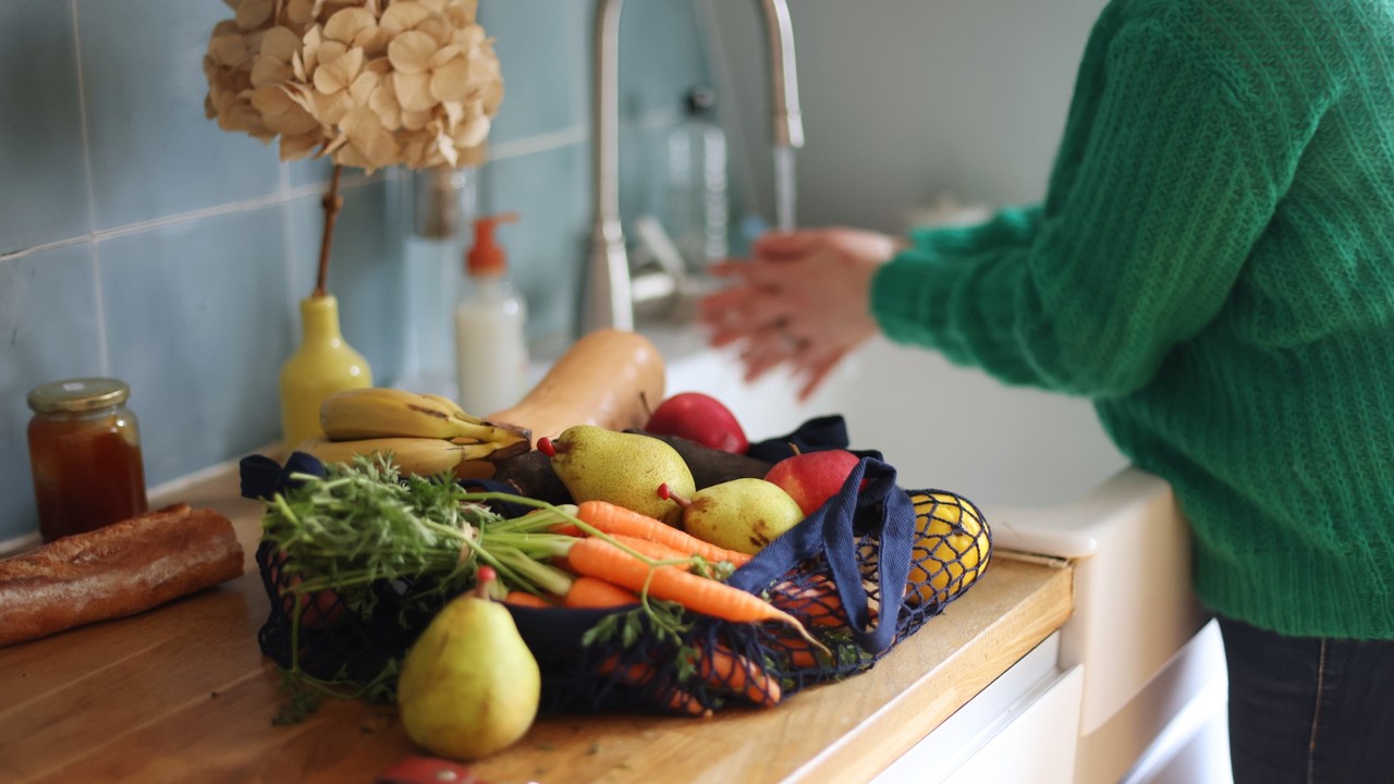 Zöldségek és gyümölcsök mosása
