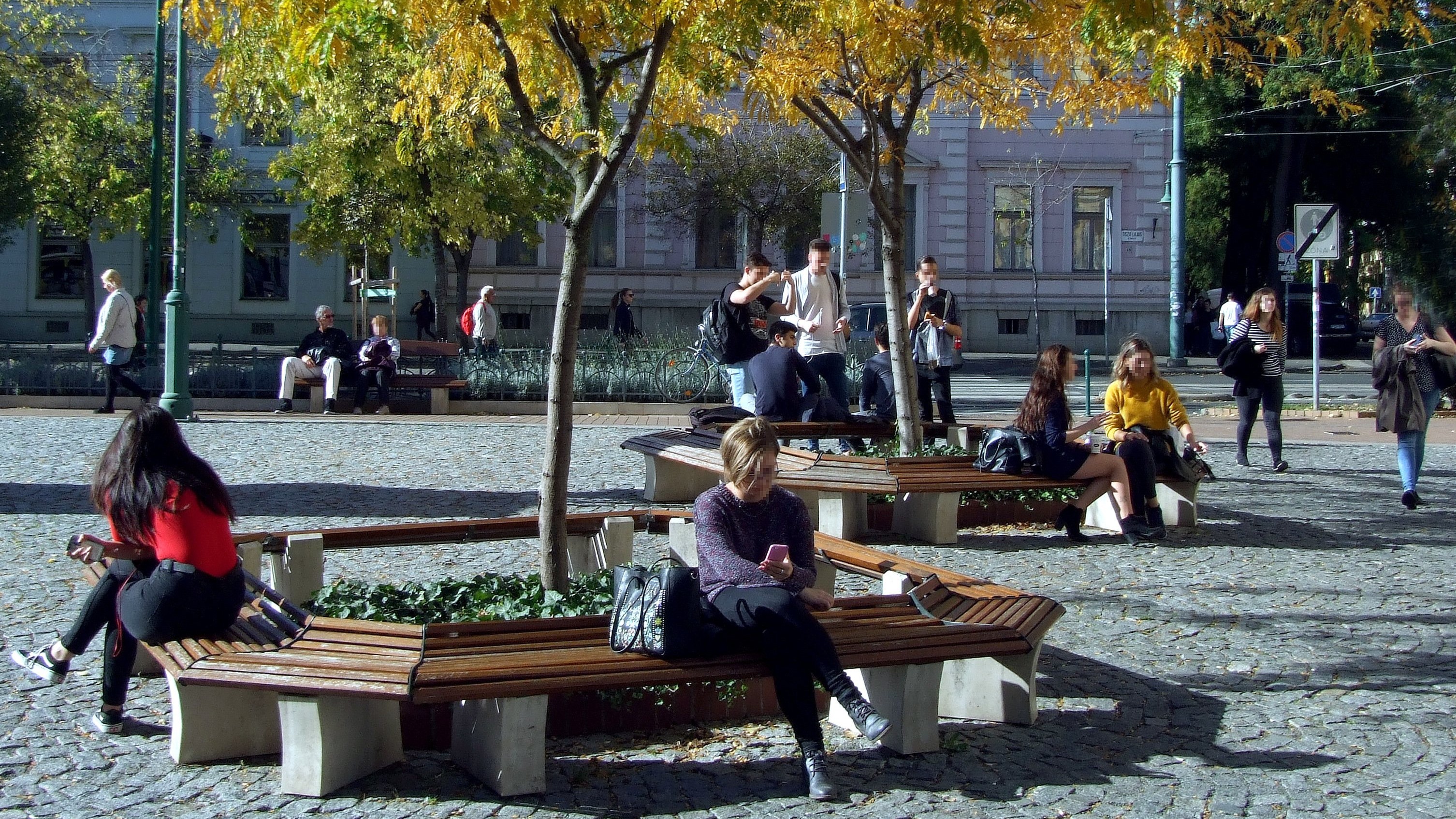 Egyetemi hallgatók pihennek az előadások szünetében a Szegedi Tudományegyetem Állam- és Jogtudományi Karának épülete előtt