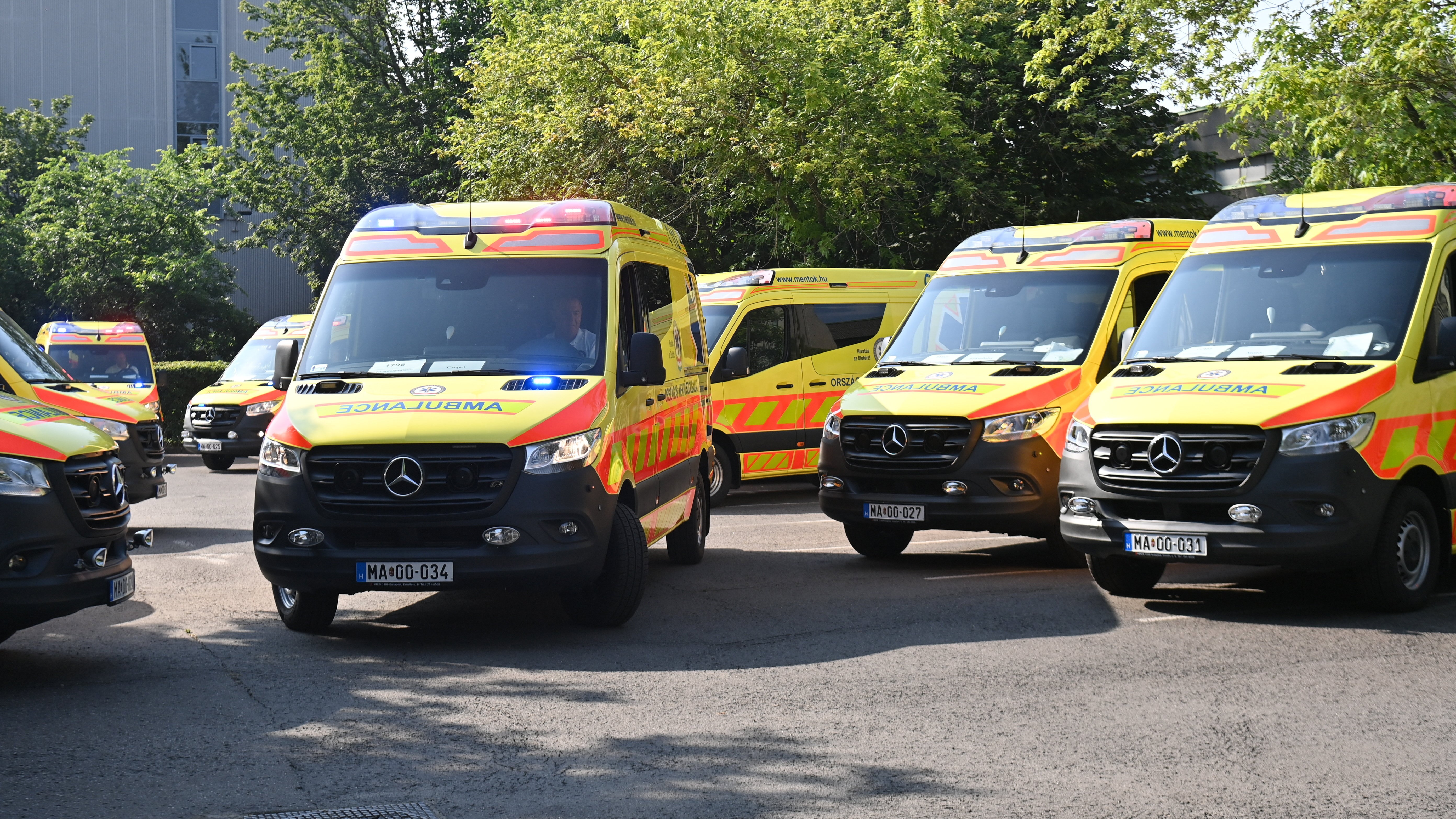 Új mentőautók az Országos Mentőszolgálat (OMSZ) XIII. kerületi Róbert Károly körúti központjában