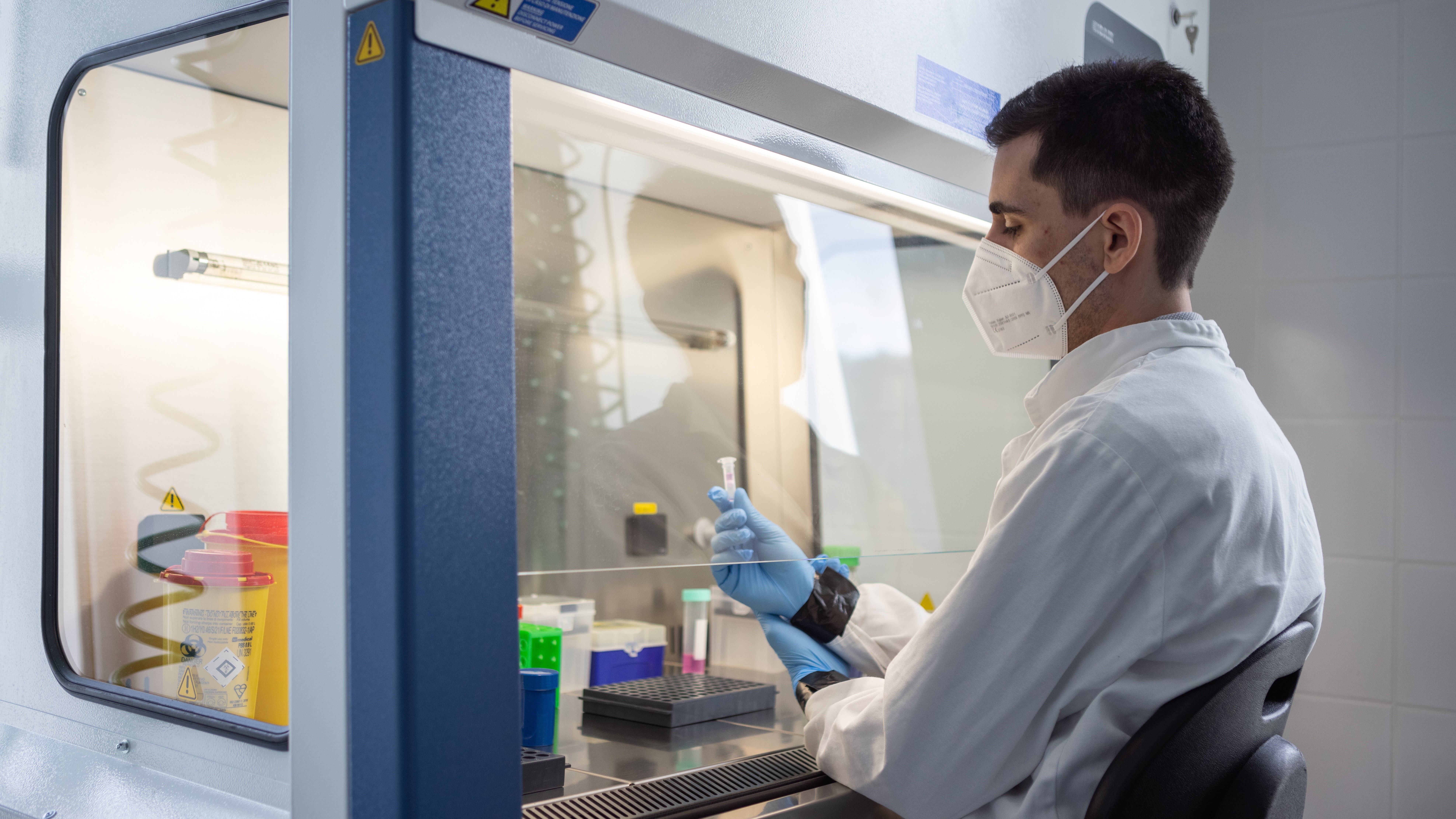 Egy kutató virológiai vizsgálatot végez a PTE Szentágothai János Kutatóközpontjában