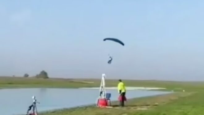 Halálba ugrott egy orosz ejtőernyős a Putyin születésnapjára szervezett bemutatón – videó