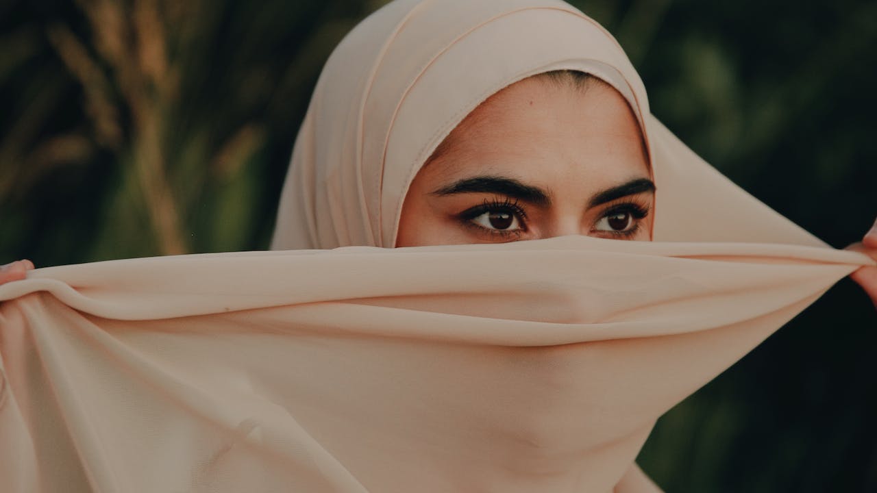hidzsábos nő