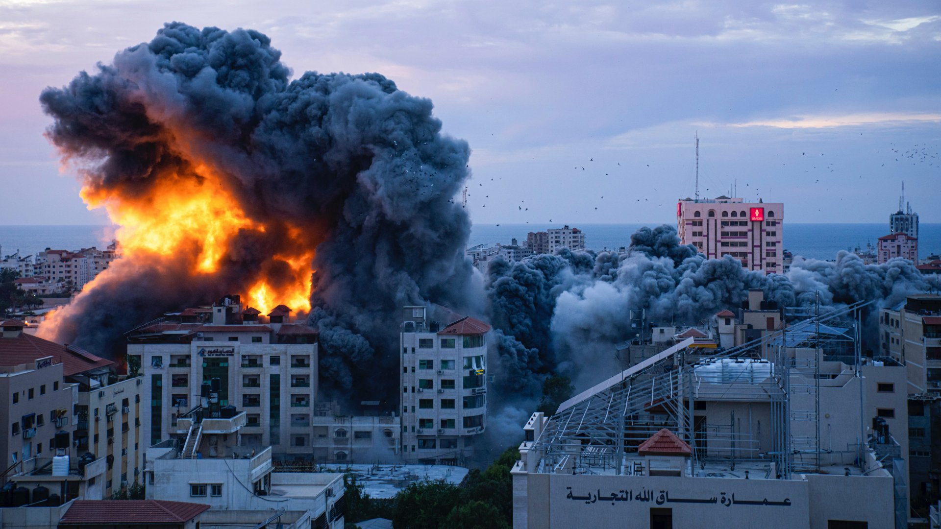 Izraeli ellentámadásban rakétacsapás ér egy lakóövezetet Gáza városában 2023. október 7-én.