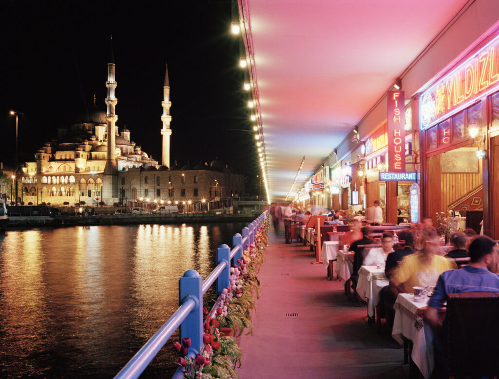 Étterem a Galata-hídnál. Ez a híd köti össze az Aranyszarv-öblöt az isztambuli óvárossal, háttérben a Yeni Dzsámival / Fotó: Getty Images