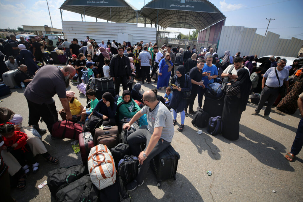 Palesztin menekültek és külföldiek várják, hogy átkelhessenek az egyiptomi határon