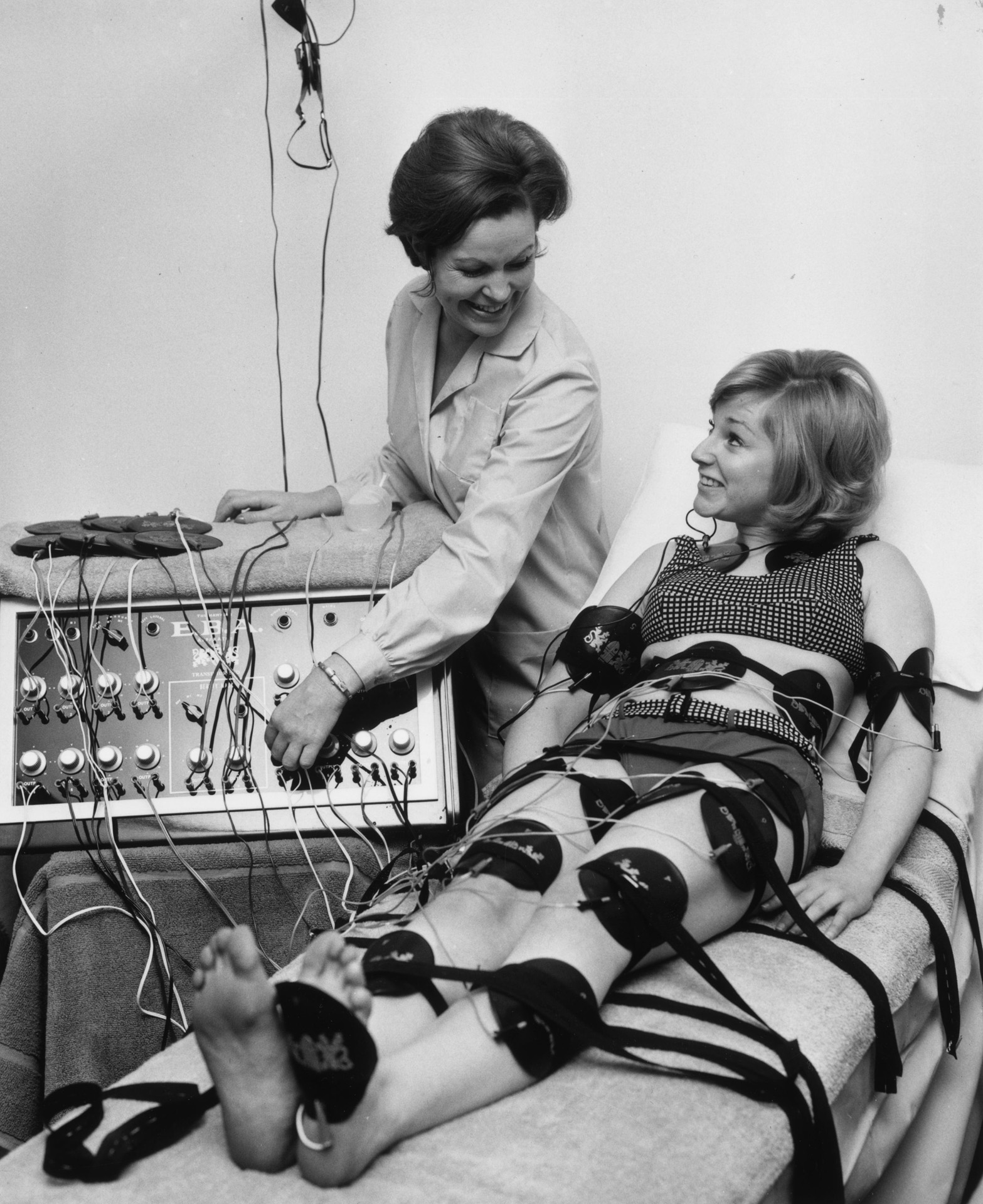 Paula Byrne egy elektronikus karcsúsító eszközt mutat be Alison Frazer színésznőnek. Az Alison testén található párnák enyhe elektromos árammal stimulálják az izmait