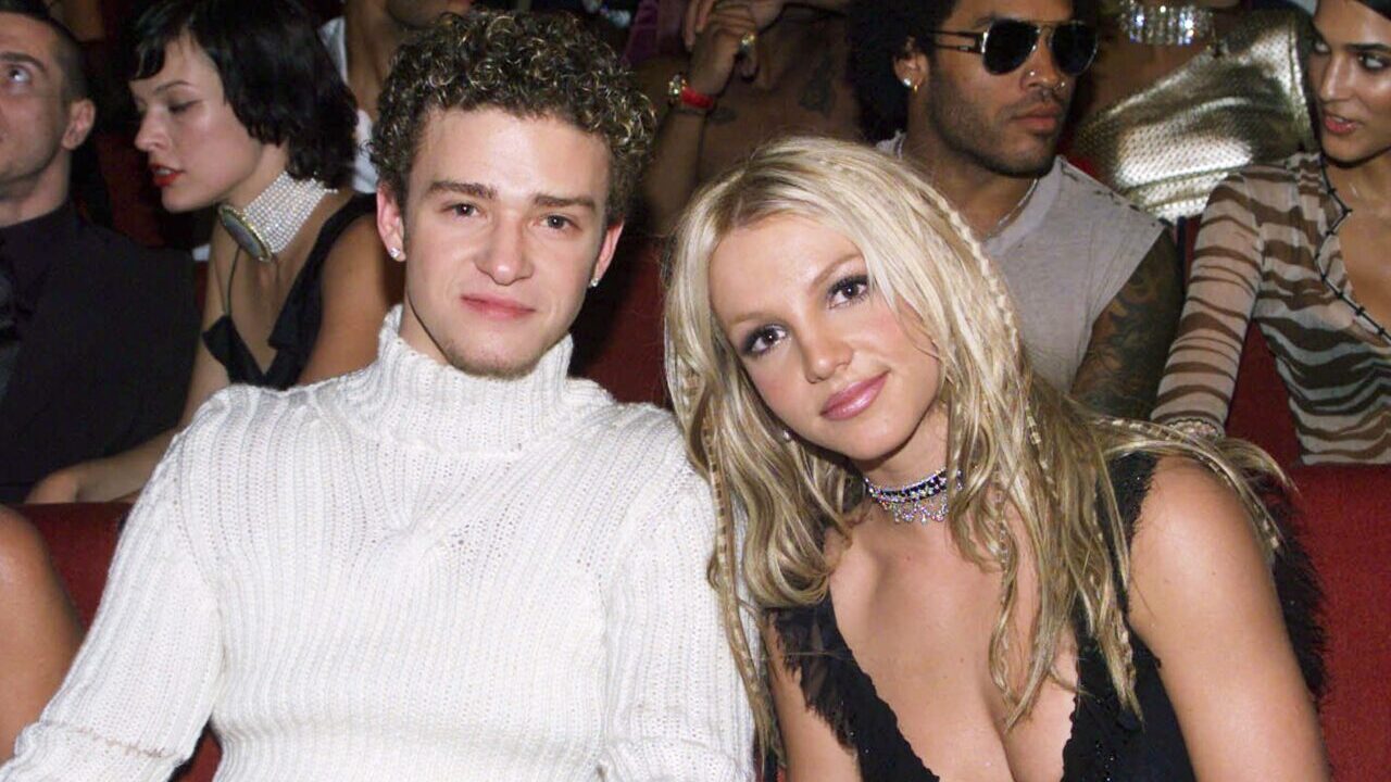 Britney Spears és Justin Timberlake a közönség soraiban a 2000-es MTV Music Video Awards díjátadón